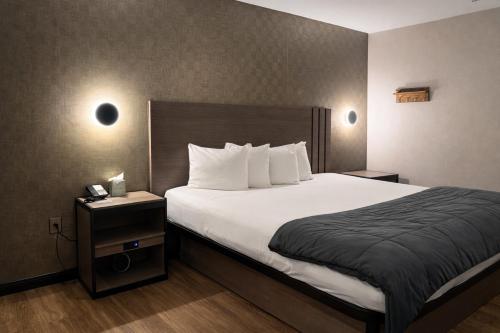 Habitación con cama extragrande. del hotel Cabana Yankee Stadium. Foto 10