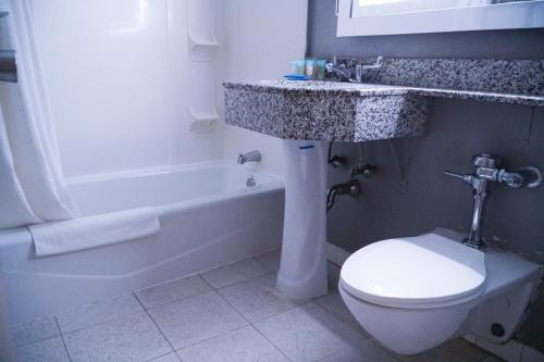 Habitación con cama extragrande. del hotel Cabana Yankee Stadium. Foto 4