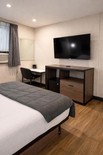 Habitación con cama extragrande. del hotel Cabana Yankee Stadium. Foto 11