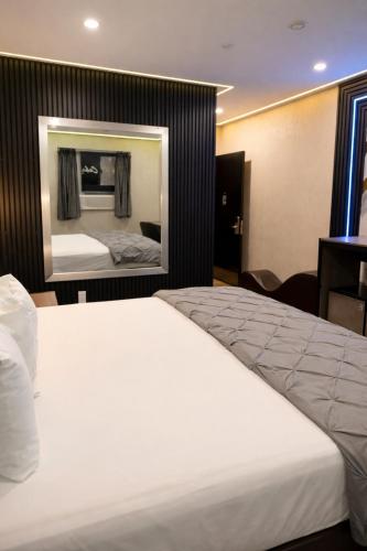 Habitación Superior con cama extragrande del hotel Cabana Yankee Stadium. Foto 4