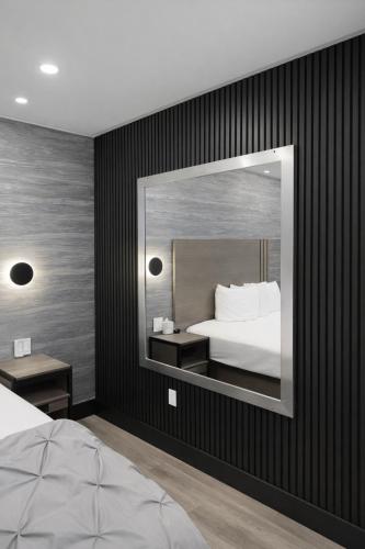 Habitación Superior con cama extragrande del hotel Cabana Yankee Stadium. Foto 5