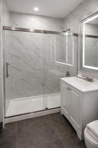 Habitación Superior con cama extragrande del hotel Cabana Yankee Stadium. Foto 6