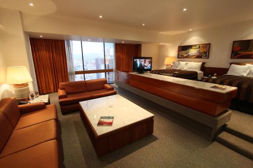 Suite Deluxe con bañera de hidromasaje del hotel Sevilla Palace. Foto 4