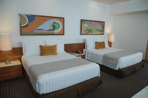 Suite Deluxe con bañera de hidromasaje del hotel Sevilla Palace. Foto 5
