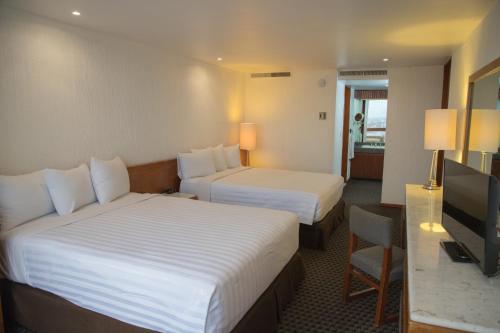 Suite con vistas a la ciudad del hotel Sevilla Palace. Foto 1