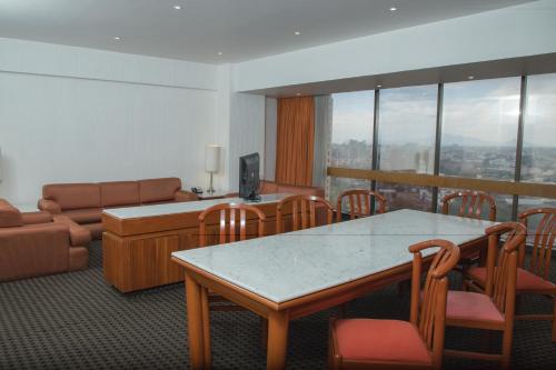 Suite con vistas a la ciudad del hotel Sevilla Palace. Foto 4