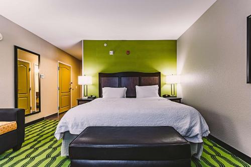 Habitación con cama extragrande - Adaptada para personas con discapacidad auditiva/no fumadores del hotel HAMPTON INN NIAGARA FALLS/AIRPORT. Foto 2