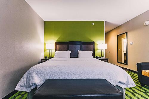 Habitación - 1 cama extragrande - No fumadores del hotel HAMPTON INN NIAGARA FALLS/AIRPORT