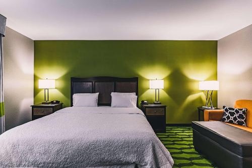 Habitación con cama extragrande y sofá cama - No fumadores del hotel HAMPTON INN NIAGARA FALLS/AIRPORT. Foto 4