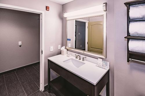 Habitación - 1 cama extragrande - No fumadores del hotel HAMPTON INN NIAGARA FALLS/AIRPORT. Foto 1