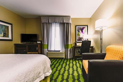 Habitación con cama extragrande - Adaptada para personas con discapacidad auditiva/no fumadores del hotel HAMPTON INN NIAGARA FALLS/AIRPORT. Foto 1