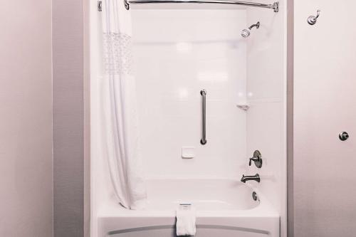 Habitación con cama extragrande - Adaptada para personas con discapacidad auditiva/no fumadores del hotel HAMPTON INN NIAGARA FALLS/AIRPORT. Foto 3