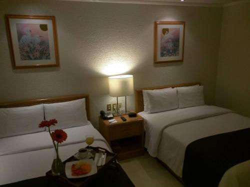 Habitación Doble Estándar con 2 camas dobles del hotel Pf. Foto 7
