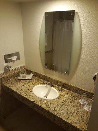 Habitación Doble Estándar con 2 camas dobles del hotel Pf. Foto 28