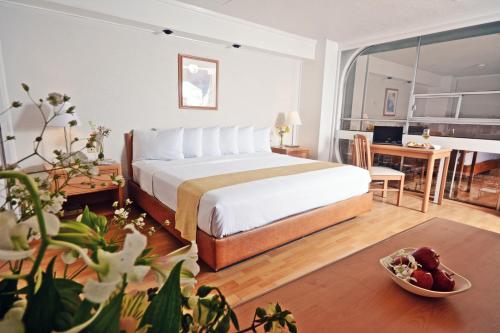Habitación con cama extragrande. del hotel Pf