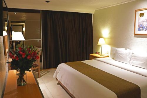 Habitación con cama extragrande. del hotel Pf. Foto 7