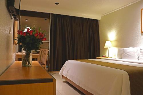 Habitación con cama extragrande. del hotel Pf. Foto 11