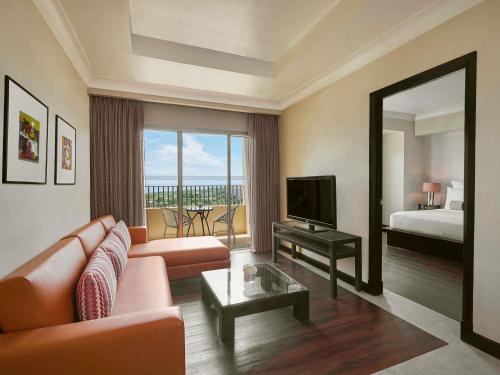 Suite con vistas al mar - Cama extragrande del hotel Mövenpick Mactan Island Cebu