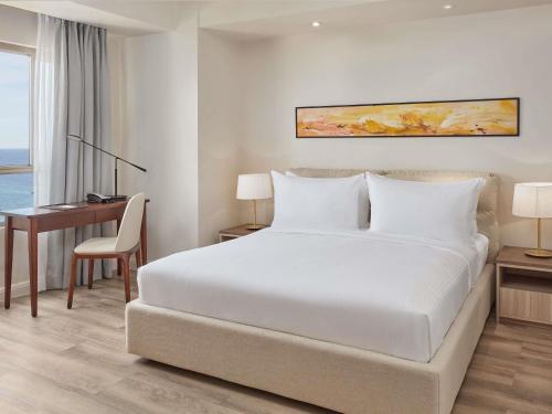 Suite Premier de 1 dormitorio del hotel Mövenpick Mactan Island Cebu. Foto 1