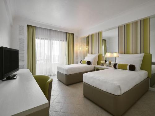 Habitación Deluxe con 2 camas y vistas al atrio del hotel Mövenpick Mactan Island Cebu