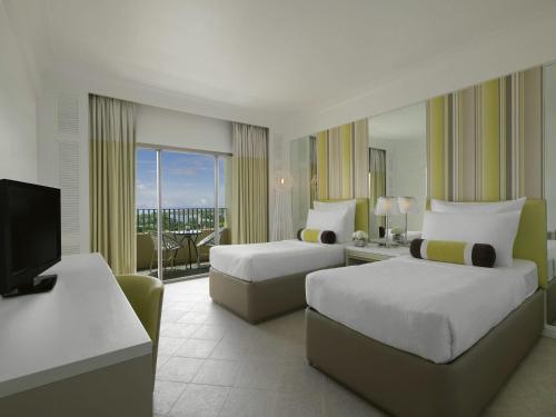 Habitación Doble Deluxe con vistas al mar - 2 camas del hotel Mövenpick Mactan Island Cebu