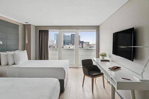 Habitación Premium con terraza - 2 camas dobles del hotel Nh Collection Mexico City Reforma. Foto 1