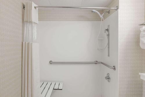 2 Double Beds, Mobility Accessible Room, Bathtub w/ Grab Bars,Non - Smoking del hotel Travelodge Inn and Suites by Wyndham Albany