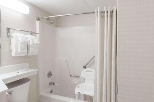 2 Double Beds, Mobility Accessible Room, Bathtub w/ Grab Bars,Non - Smoking del hotel Travelodge Inn and Suites by Wyndham Albany. Foto 1