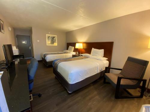 2 Double Beds, Mobility Accessible Room, Bathtub w/ Grab Bars,Non - Smoking del hotel Travelodge Inn and Suites by Wyndham Albany. Foto 3