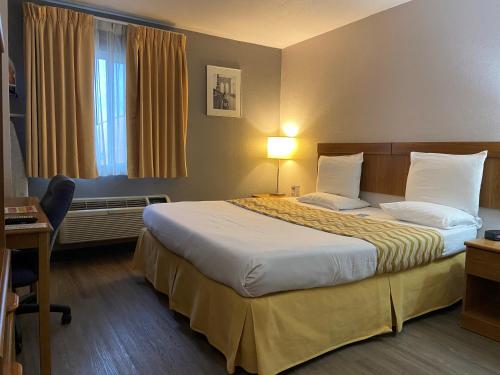 Habitación - 1 cama extragrande - No fumadores del hotel Travelodge Inn and Suites by Wyndham Albany. Foto 1