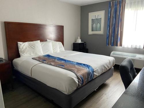 Habitación - 1 cama extragrande - No fumadores del hotel Travelodge Inn and Suites by Wyndham Albany. Foto 3