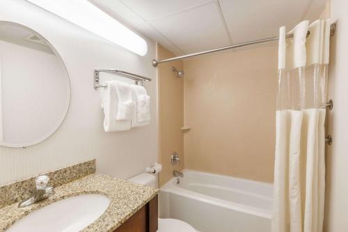 Habitación Deluxe con cama extragrande - No fumadores del hotel Travelodge Inn and Suites by Wyndham Albany. Foto 1