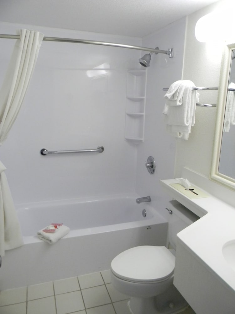 Habitación doble, 2 camas dobles del hotel Travelodge Inn and Suites by Wyndham Albany. Foto 2