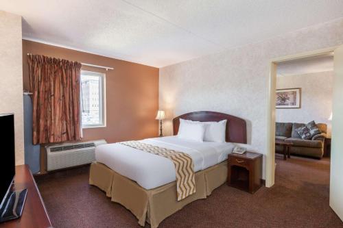Suite con 1 dormitorio y cama grande - No fumadores del hotel Travelodge Inn and Suites by Wyndham Albany. Foto 1