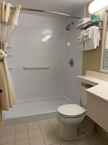 Suite con 1 dormitorio y cama grande - No fumadores del hotel Travelodge Inn and Suites by Wyndham Albany. Foto 3