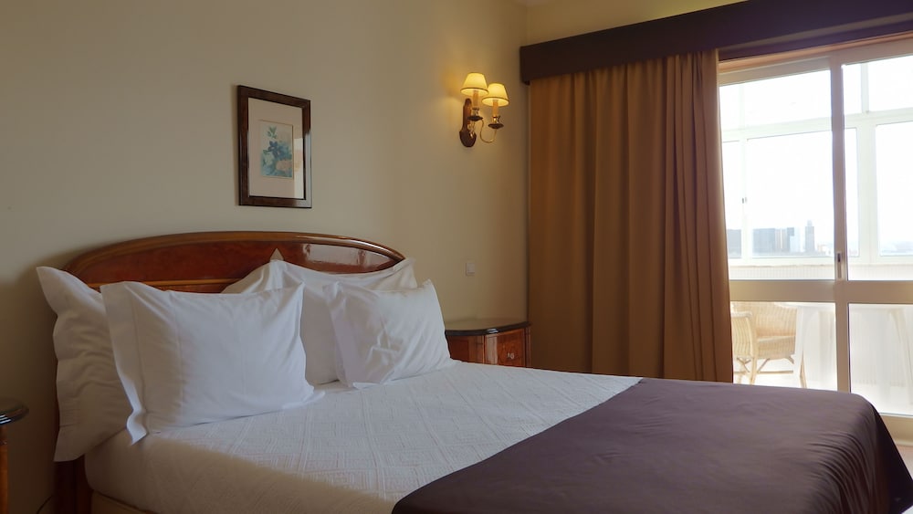 Habitación superior, 1 cama de matrimonio, balcón, vistas al mar del hotel Golden Tulip Porto Gaia. Foto 1