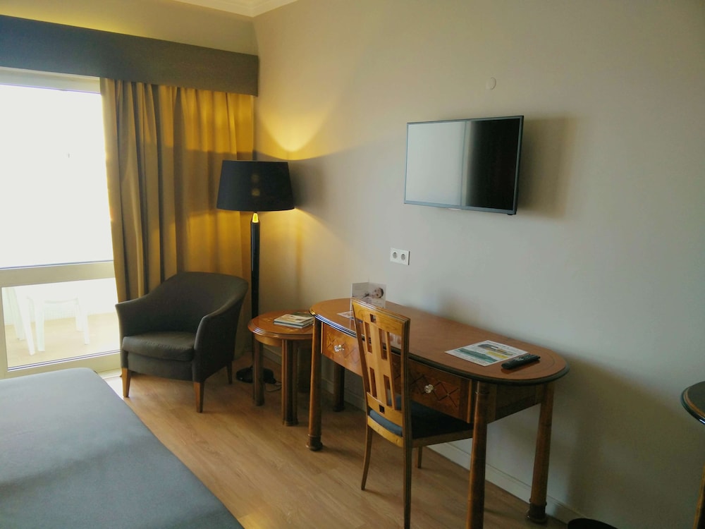 Habitación superior, 1 cama de matrimonio, balcón, vistas al mar del hotel Golden Tulip Porto Gaia. Foto 7