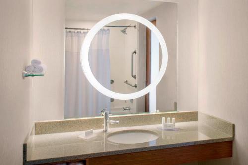 Estudio con cama extragrande y sofá cama - Adaptado para personas con discapacidad auditiva del hotel SpringHill Suites Long Island Brookhaven. Foto 2