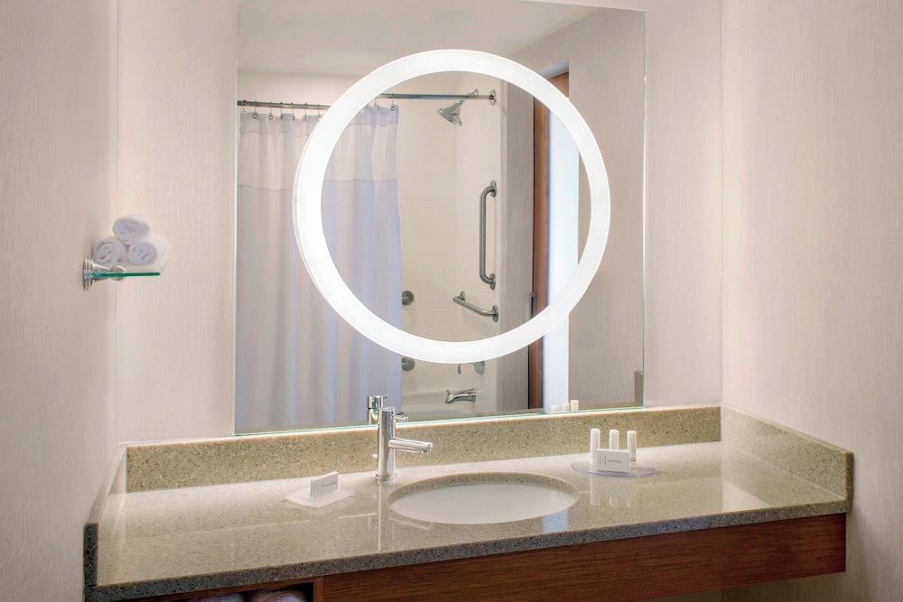 Estudio, varias camas (Mobility/Hearing Accessible, Tub) del hotel SpringHill Suites Long Island Brookhaven. Foto 4