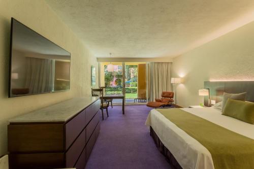 Deluxe Superior con vistas al jardín - 1 cama extragrande del hotel Camino Real Polanco Mexico. Foto 2