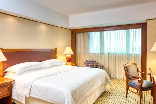 Habitación Clásica con 1 cama extragrande - Torre Danubio del hotel Sheraton Maria Isabel Mexico City Reforma