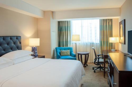 Suite esquinera de 1 dormitorio con 1 cama extragrande y acceso al club lounge del hotel Sheraton Maria Isabel Mexico City Reforma