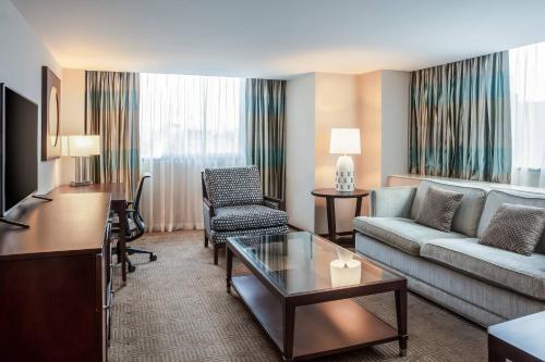 Suite esquinera de 1 dormitorio con 1 cama extragrande y acceso al club lounge del hotel Sheraton Maria Isabel Mexico City Reforma. Foto 1