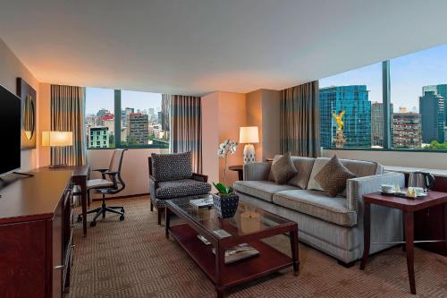 Suite esquinera de 1 dormitorio con 1 cama extragrande y acceso al club lounge del hotel Sheraton Maria Isabel Mexico City Reforma. Foto 2