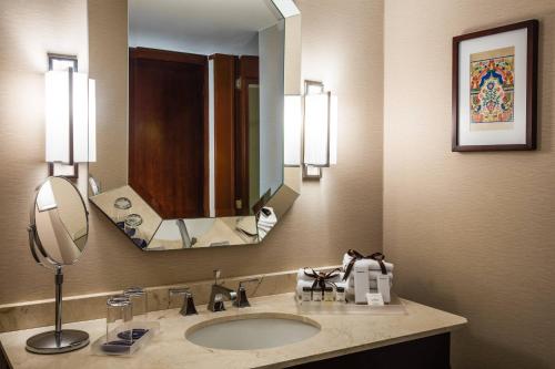 Suite esquinera de 1 dormitorio con 1 cama extragrande y acceso al club lounge del hotel Sheraton Maria Isabel Mexico City Reforma. Foto 3