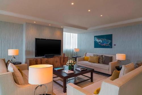 Suite esquinera de 1 dormitorio con 1 cama extragrande y acceso al club lounge del hotel Sheraton Maria Isabel Mexico City Reforma. Foto 4