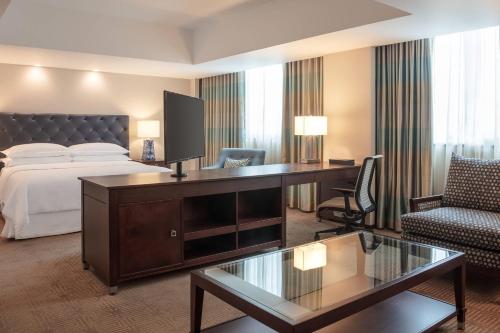 Suite Alcove de 1 dormitorio con 1 cama extragrande y acceso al club lounge del hotel Sheraton Maria Isabel Mexico City Reforma