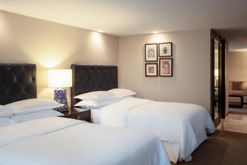 Suite Junior con 1 dormitorio y acceso al club lounge del hotel Sheraton Maria Isabel Mexico City Reforma