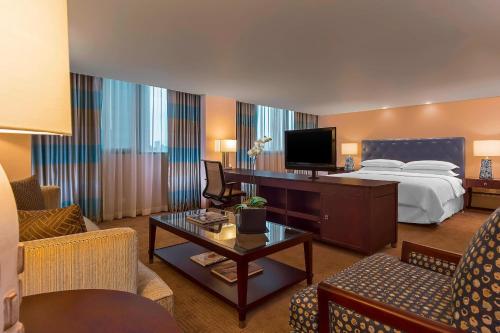 Suite Junior con 1 dormitorio y acceso al club lounge del hotel Sheraton Maria Isabel Mexico City Reforma. Foto 4