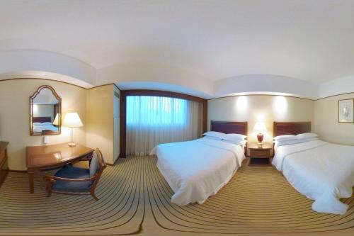 Habitación Clásica con 2 camas dobles, Torre Danubio del hotel Sheraton Maria Isabel Mexico City Reforma. Foto 5